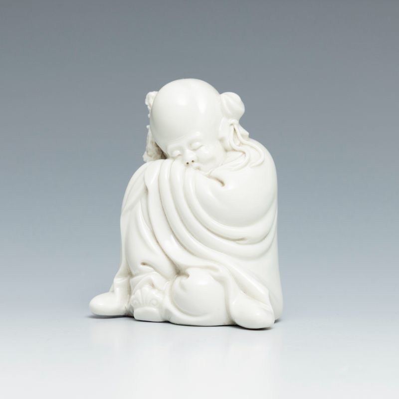 A Dehua white-glazed seated figure of Shoulao - 图4