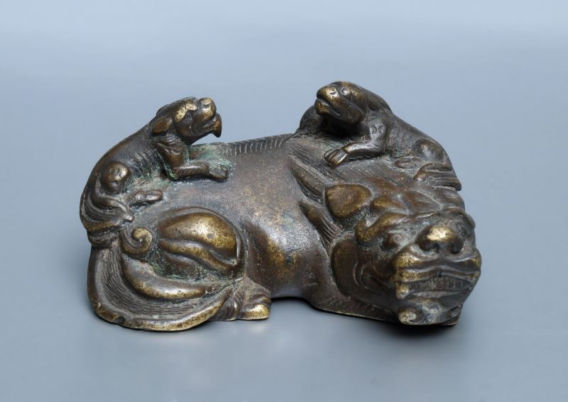 Three bronze parcel-gilt weights - 图12