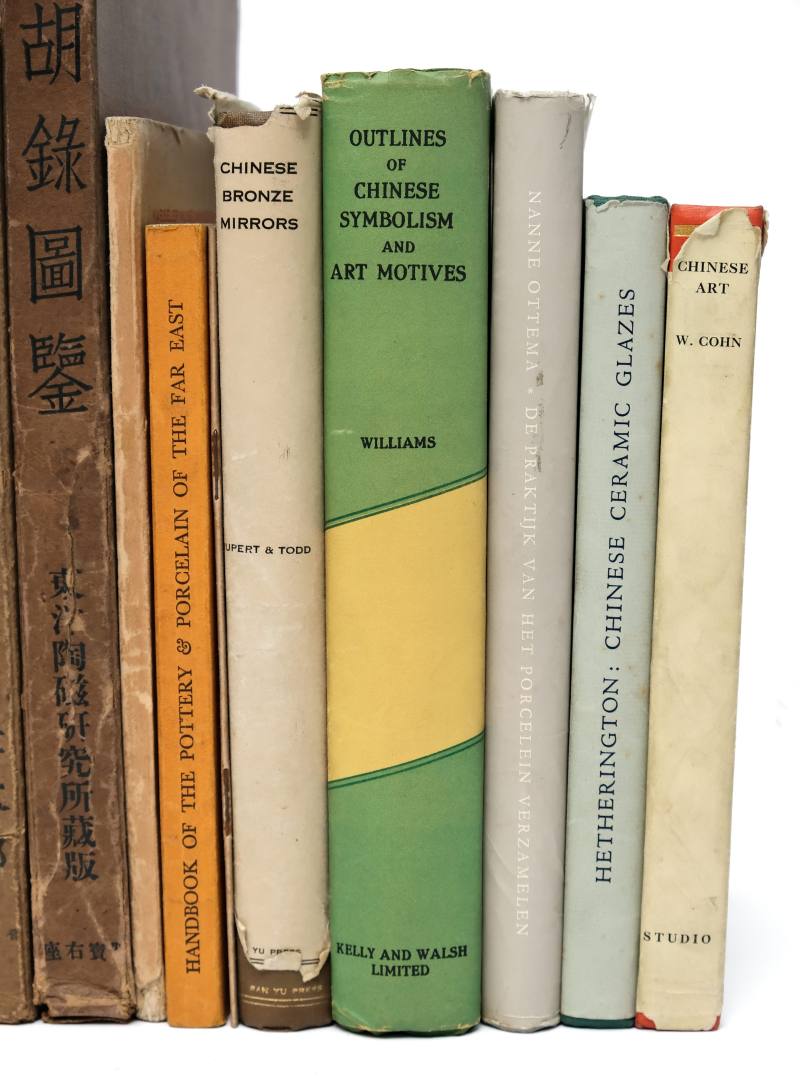 A selection of reference books, mostly on Chinese art, including ceramics, furniture, bronzes and jades - 图4
