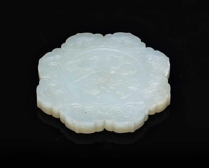 A jade 'floral' button - 图3