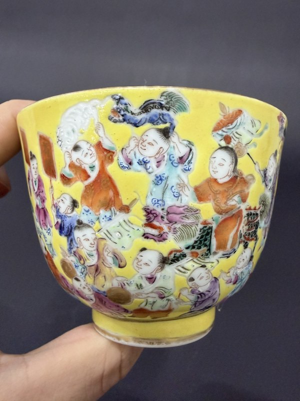 清同治-光绪 黄地粉彩婴戏图杯 - 图6