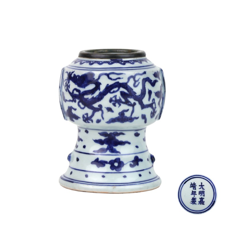 明嘉靖 青花龙纹出戟尊 - 图1