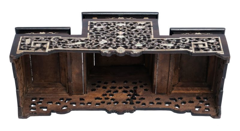 A mother-of-pearl inlaid three-tiered wooden display stand - 图7