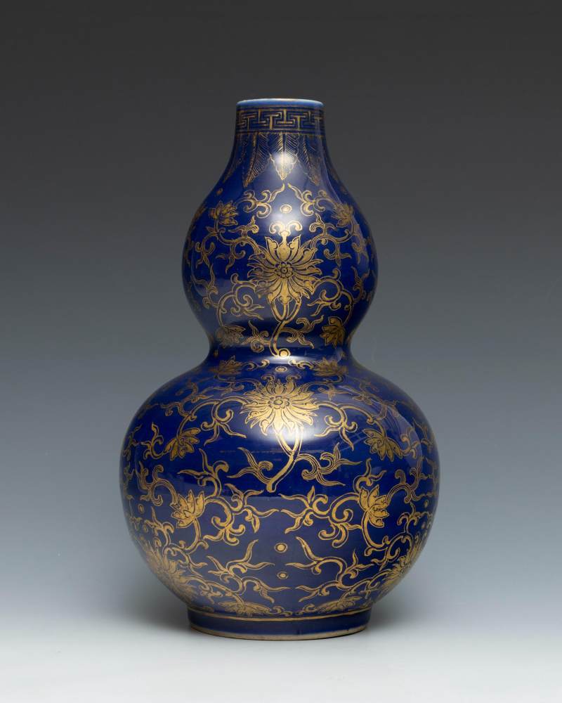 A blue-ground gilt-decorated double-gourd vase - 图2