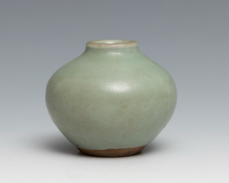 A set of five plain Longquan celadon jars - 图6