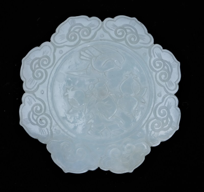 A jade 'floral' button - 图4