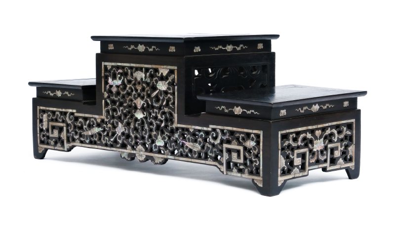 A mother-of-pearl inlaid three-tiered wooden display stand - 图8