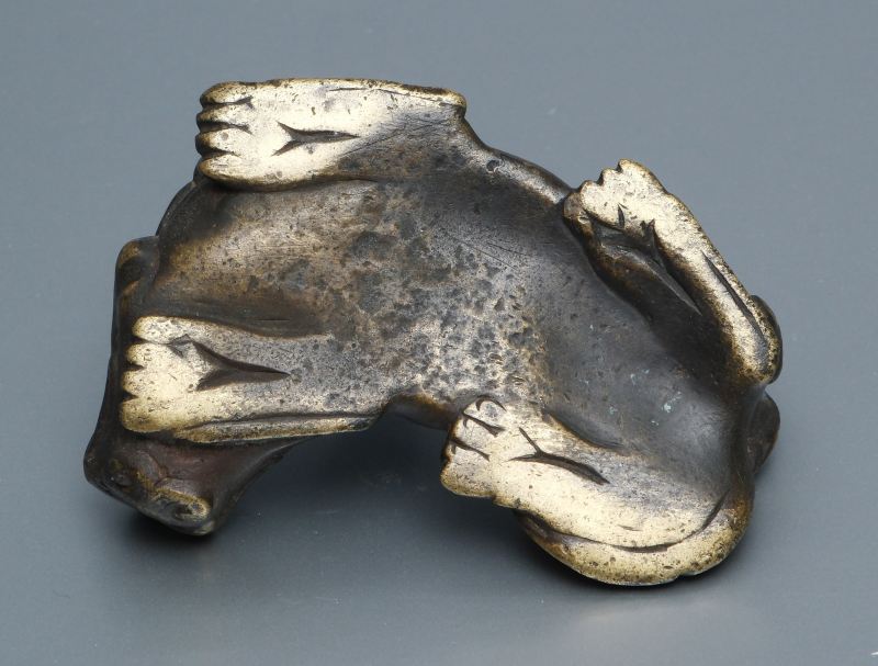 Three bronze parcel-gilt weights - 图14