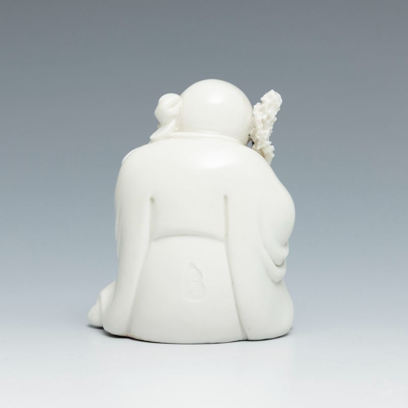 A Dehua white-glazed seated figure of Shoulao - 图6