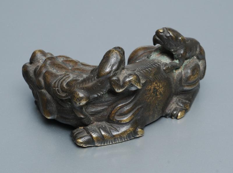 Three bronze parcel-gilt weights - 图13