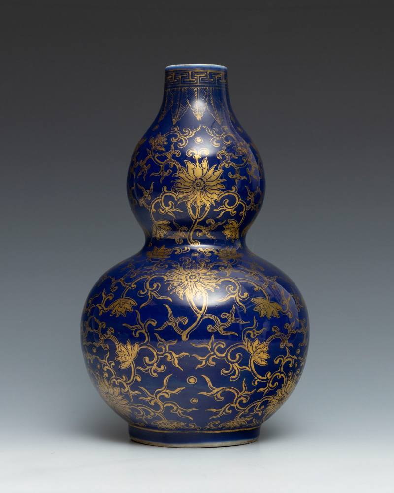 A blue-ground gilt-decorated double-gourd vase - 图3