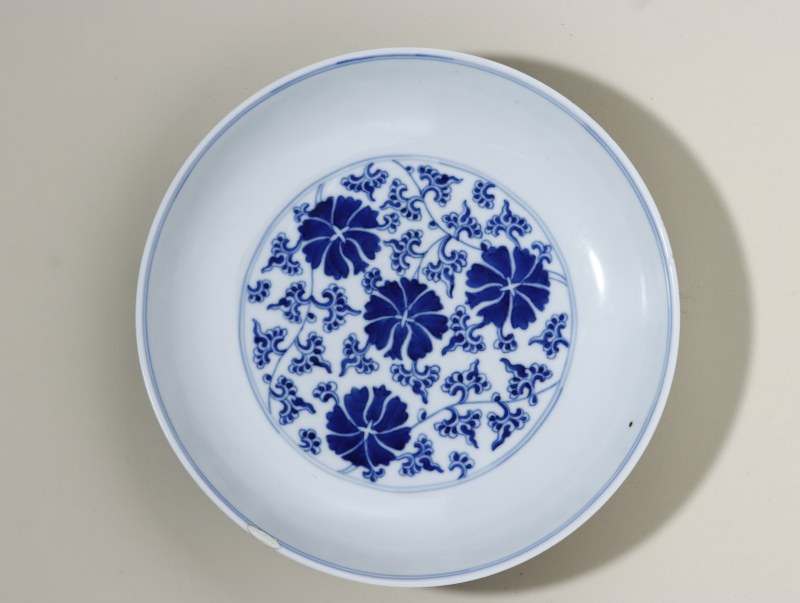 清同治 青花缠枝花卉纹盘 - 图1