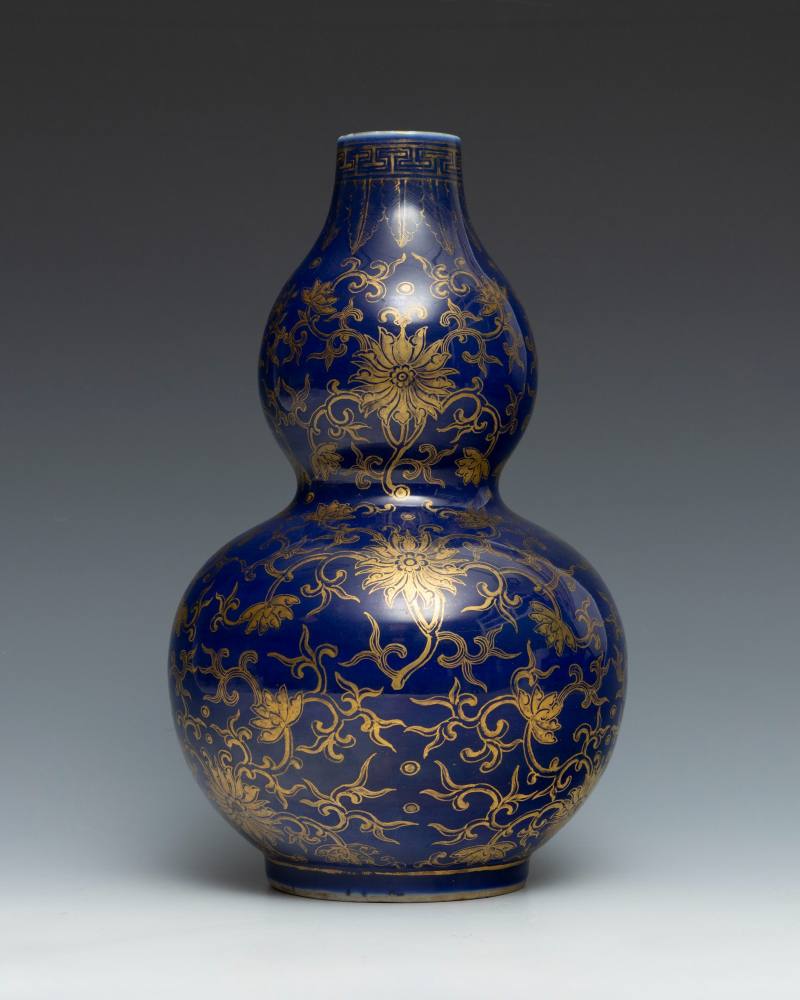 A blue-ground gilt-decorated double-gourd vase - 图4