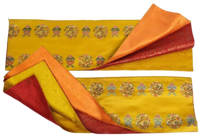 A collection of eight various silk textiles - 图7