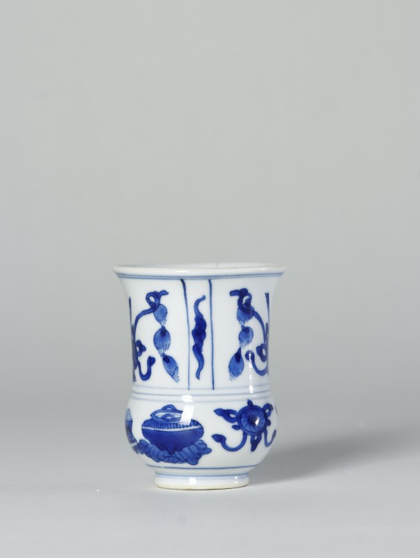 清康熙 青花博古图把杯 - 图4