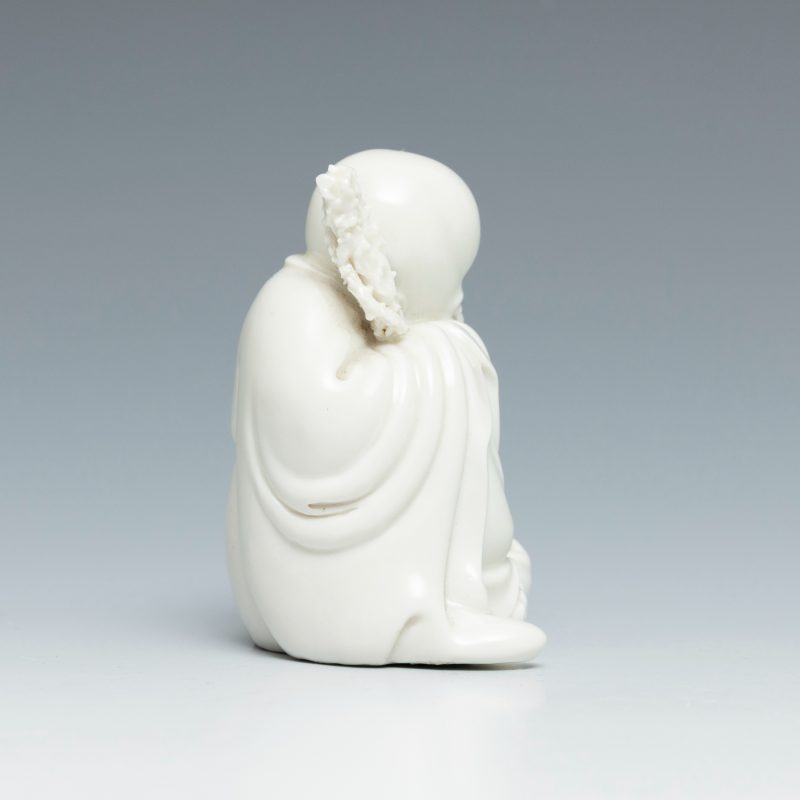 A Dehua white-glazed seated figure of Shoulao - 图7