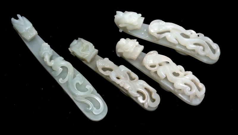 Four large pale celadon jade 'dragon' belt hooks - 图2