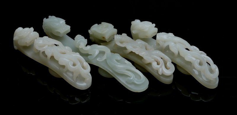 Four large pale celadon jade 'dragon' belt hooks - 图3