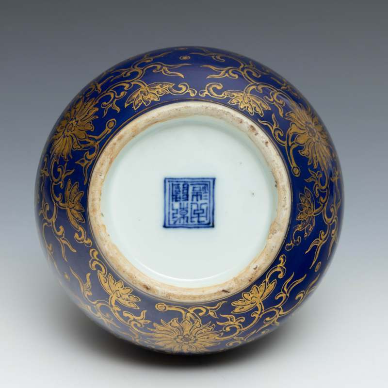 A blue-ground gilt-decorated double-gourd vase - 图5