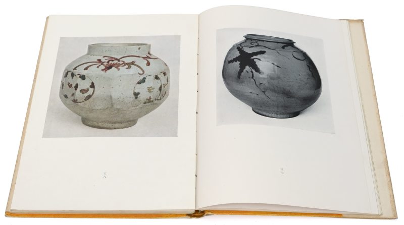 A selection of reference books, mostly on Chinese art, including ceramics, furniture, bronzes and jades - 图12
