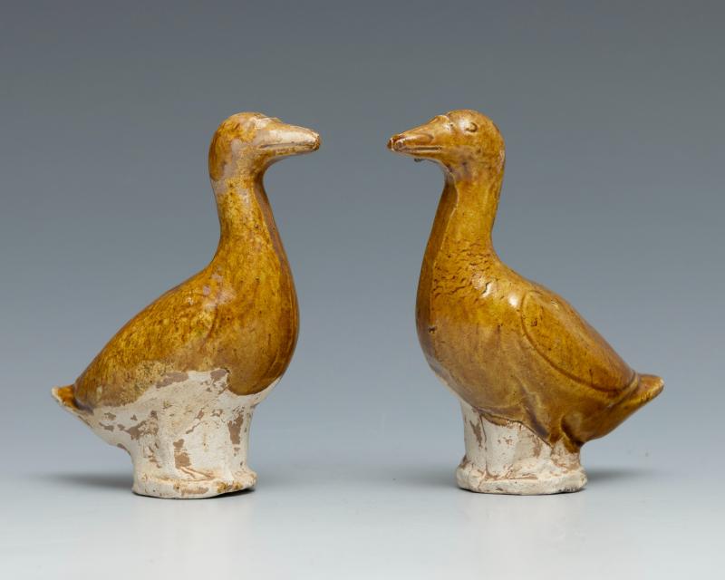 A pair of amber-glazed pottery tomb figures of ducks - 图2