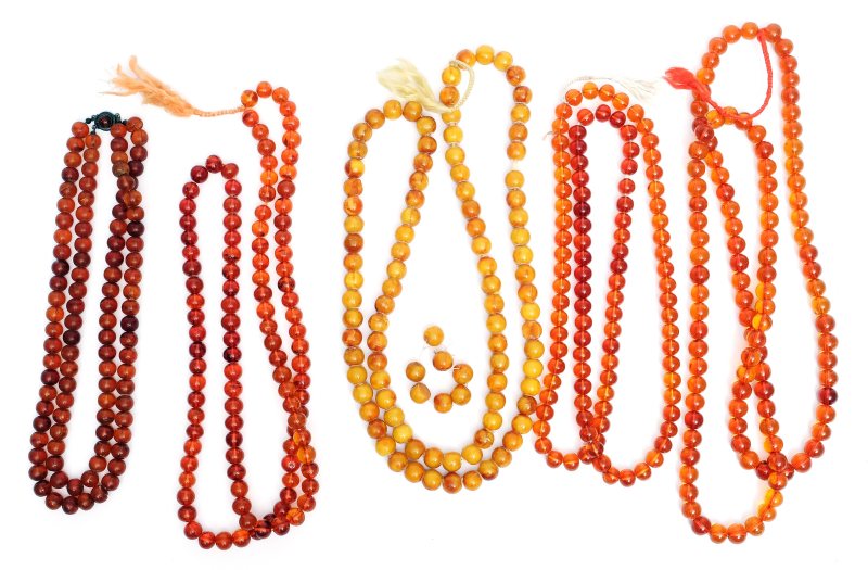 Five amber bead necklaces - 图2