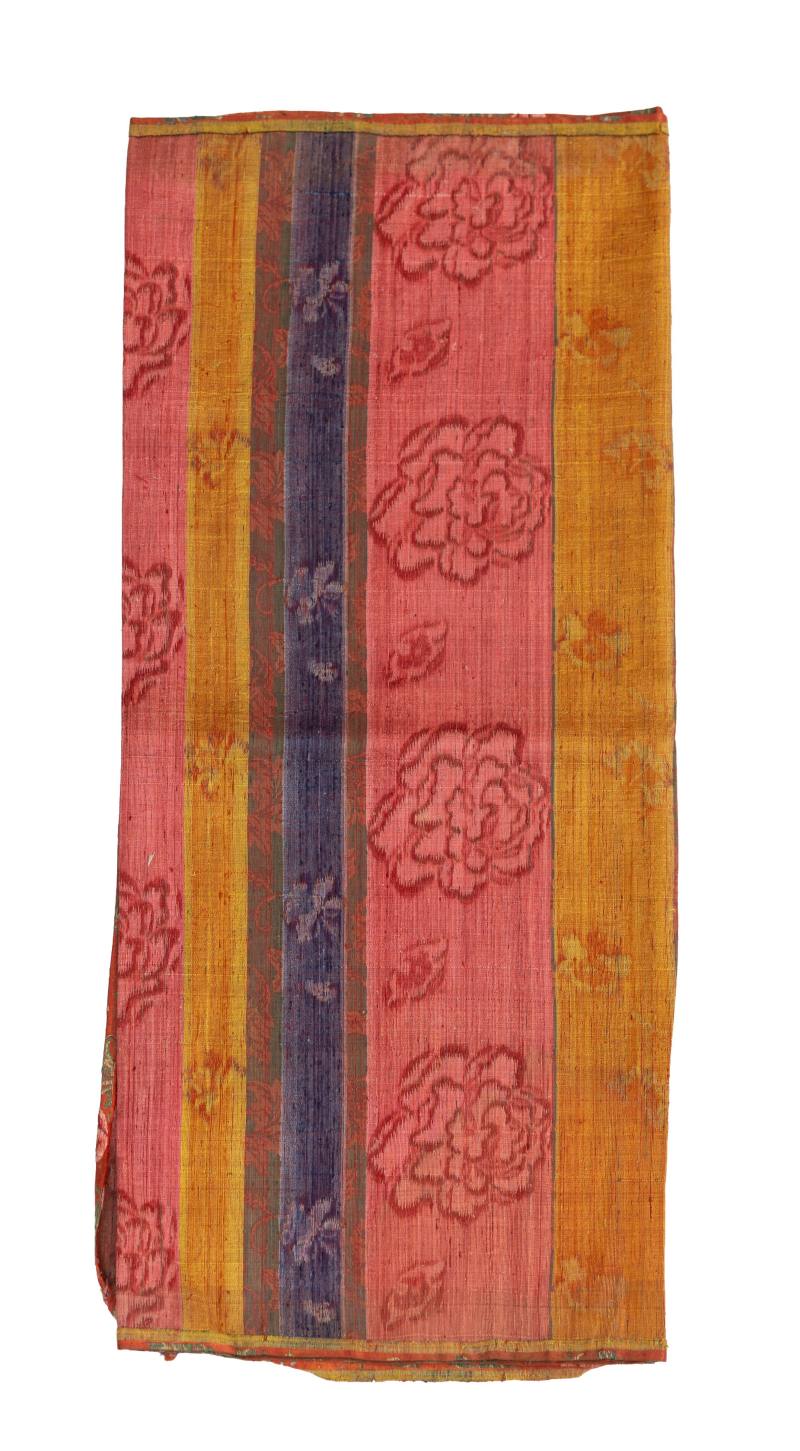 Three panels of silk fabric - 图4