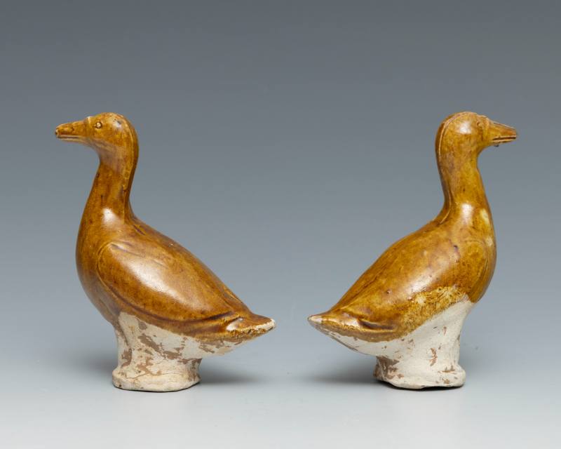 A pair of amber-glazed pottery tomb figures of ducks - 图3