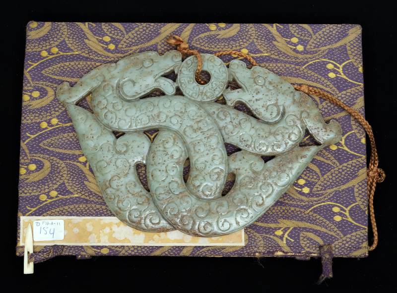 A large spinach-green jade 'entwined dragons' pendant - 图2
