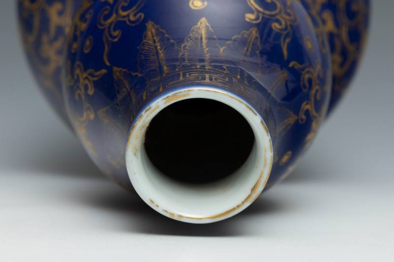 A blue-ground gilt-decorated double-gourd vase - 图8