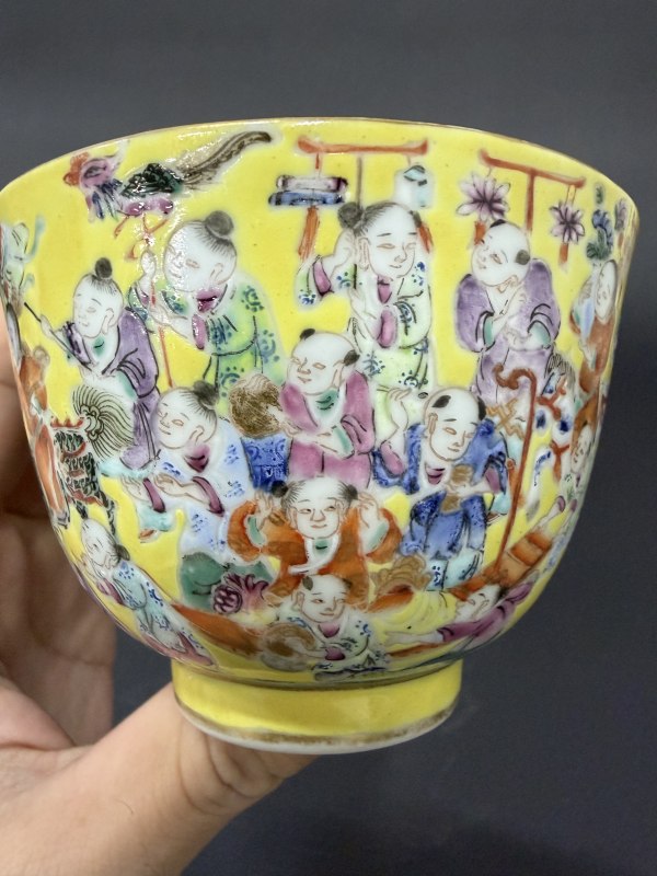 清同治-光绪 黄地粉彩婴戏图杯 - 图8