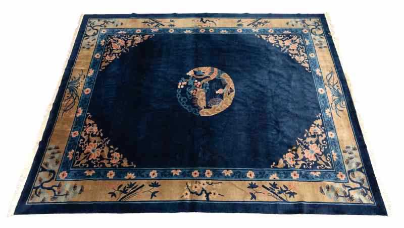 A woolen carpet with a floral pattern on a blue ground - 图2