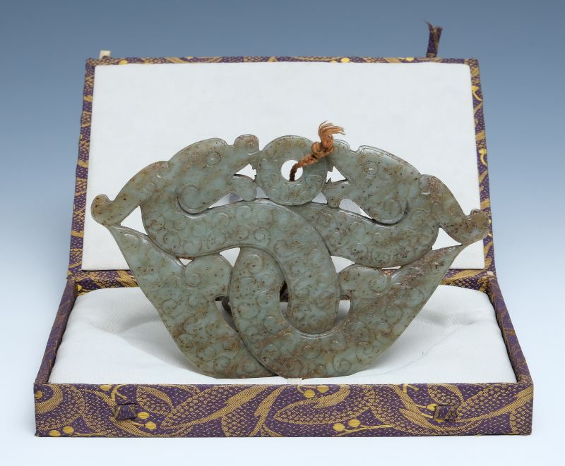 A large spinach-green jade 'entwined dragons' pendant - 图3