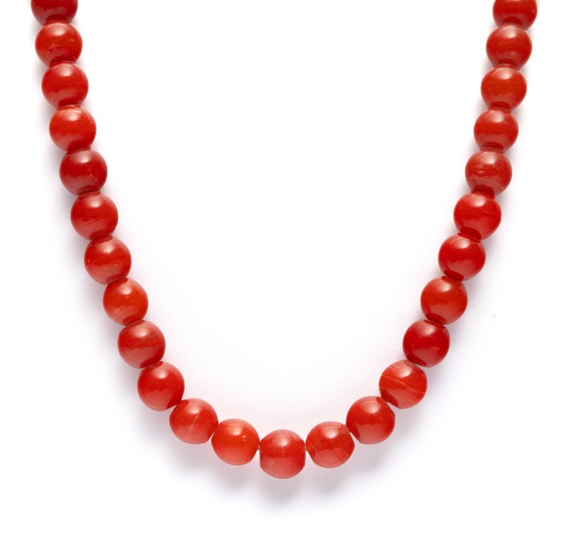 Five amber bead necklaces - 图3