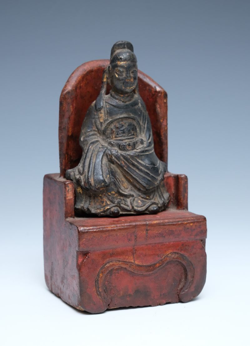 A small bronze figure of Wenchang, seated on a wooden chair - 图2