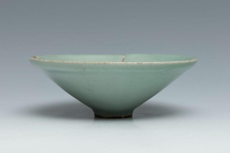 A Longquan celadon conical bowl - 图2