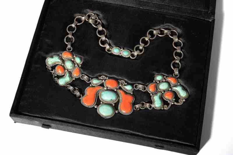 A silver necklace with coral and turquoise-coloured stones - 图3