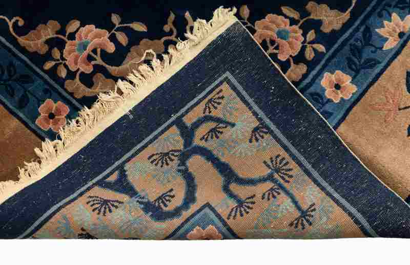 A woolen carpet with a floral pattern on a blue ground - 图3