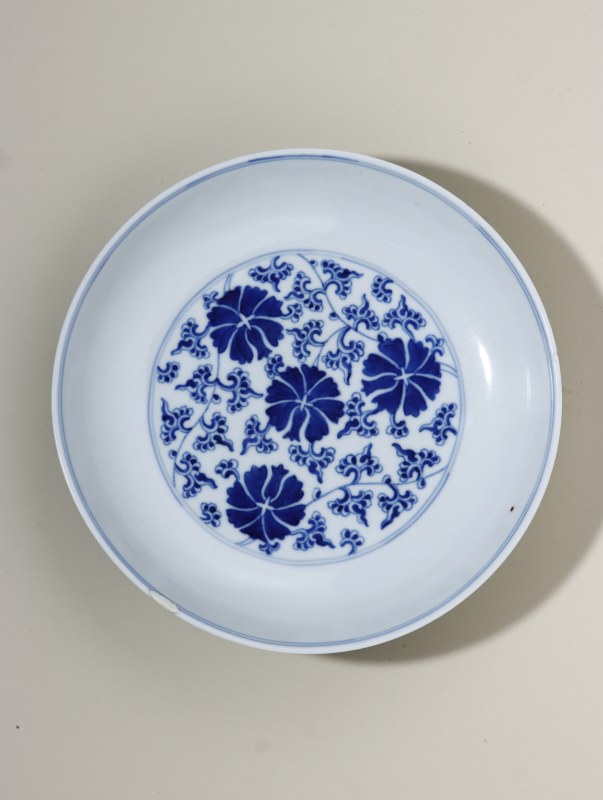 清同治 青花缠枝花卉纹盘 - 图2