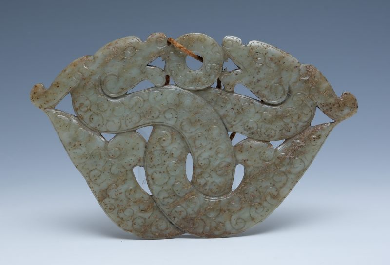 A large spinach-green jade 'entwined dragons' pendant - 图4