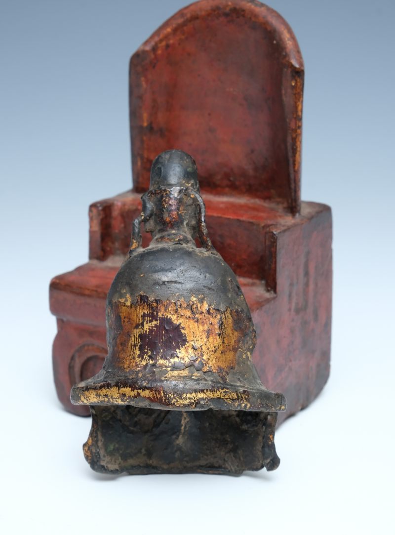 A small bronze figure of Wenchang, seated on a wooden chair - 图4