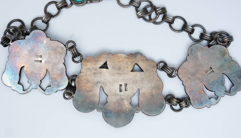 A silver necklace with coral and turquoise-coloured stones - 图5