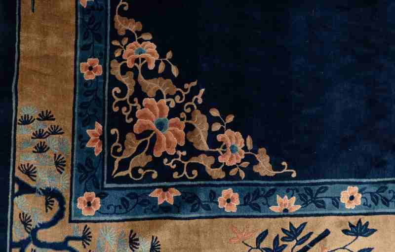A woolen carpet with a floral pattern on a blue ground - 图5