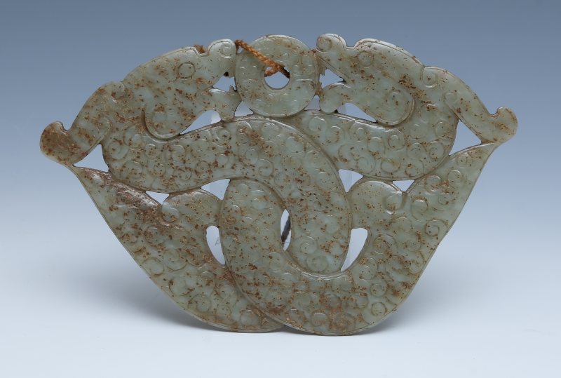 A large spinach-green jade 'entwined dragons' pendant - 图5