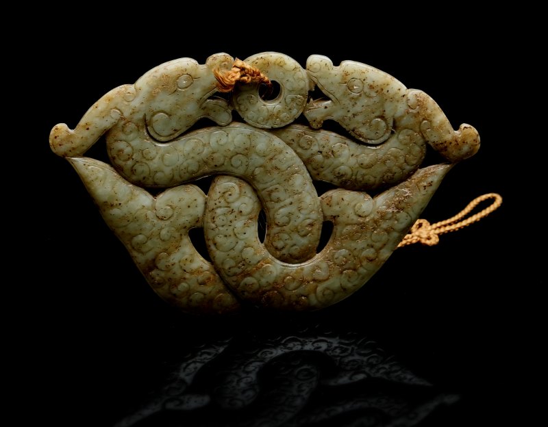 A large spinach-green jade 'entwined dragons' pendant - 图7