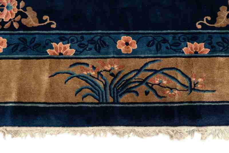 A woolen carpet with a floral pattern on a blue ground - 图6