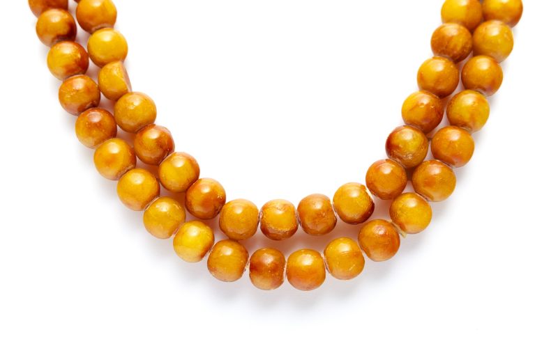 Five amber bead necklaces - 图4