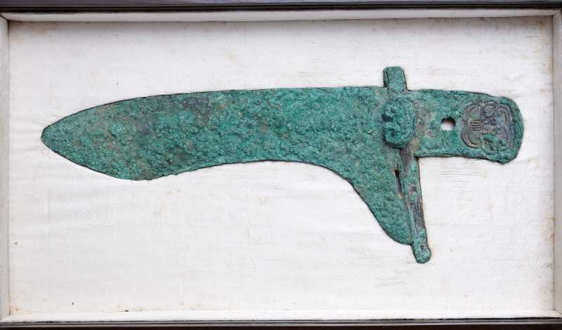 An archaic bronze dagger-axe, Ge - 图5