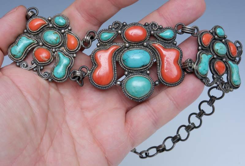 A silver necklace with coral and turquoise-coloured stones - 图7