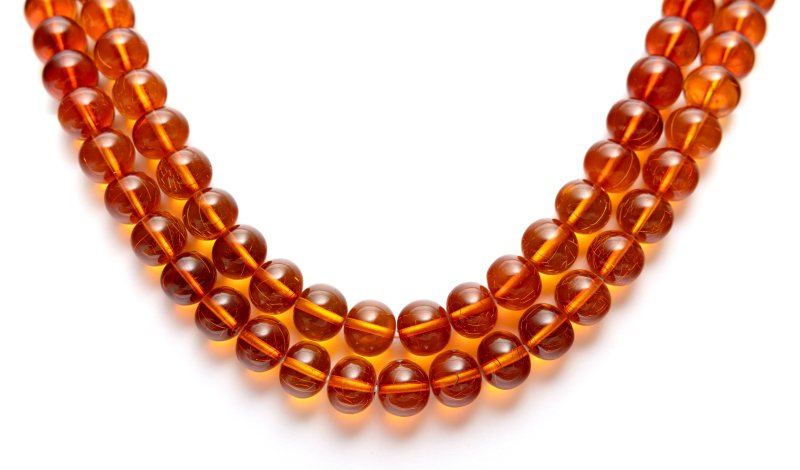 Five amber bead necklaces - 图5